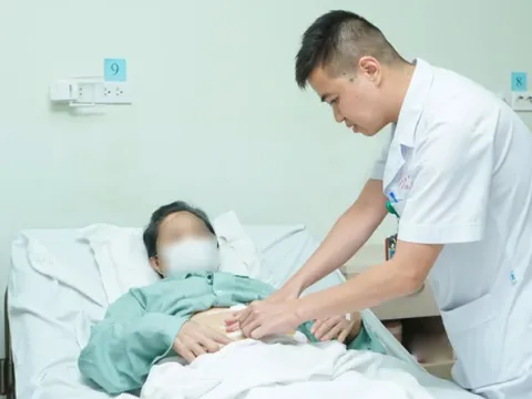 Thói quen ngậm tăm khiến người phụ nữ thủng đại tràng