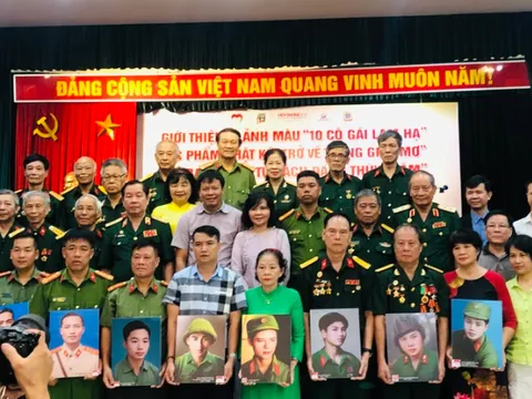 Trao tặng ảnh phục dựng chân dung liệt sĩ và Tủ sách Đặng Thùy Trâm