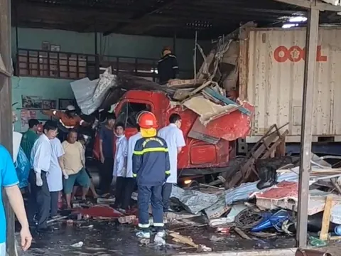 Đắk Nông: Xe container lao vào nhà dân, hai người tử vong tại chỗ