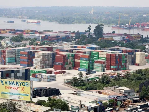 Phát triển hệ thống logistics đồng bộ kết nối cảng biển, cảng hàng không
