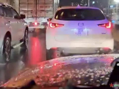 Hà Nội: Tài xế đi ô tô Mazda ở làn khẩn cấp vành đai 3 bị mời lên lập biên bản