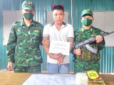 Bộ đội Biên phòng Quảng Bình bắt đối tượng lái xe vận chuyển 1kg ma túy qua biên giới