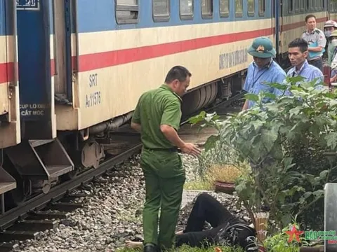 Một người tử vong vì cố tình lao vào đoàn tàu