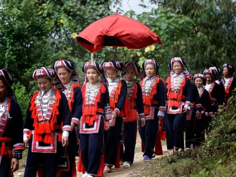 Tôn trọng bản sắc văn hóa dân tộc thiểu số