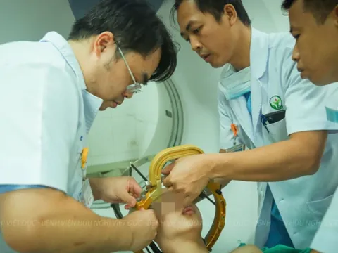Lần đầu tiên phẫu thuật kích thích não sâu cho bệnh nhân rối loạn trương lực cơ