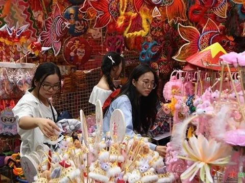 Phố Hàng Mã rực rỡ sắc màu trước thềm Trung thu