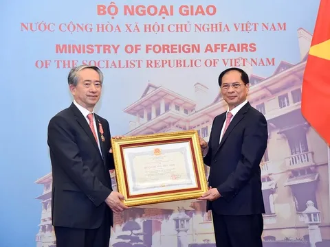 Phó Thủ tướng Bùi Thanh Sơn trao tặng Huân chương Hữu nghị cho Đại sứ Trung Quốc Hùng Ba