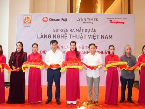 Ra mắt làng nghệ thuật Việt Nam