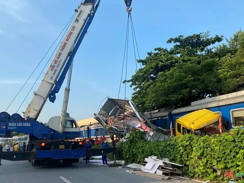 Hà Nội: Ô tô va chạm với tàu hỏa khiến 1 người bị thương