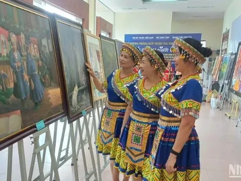 Khai mạc triển lãm tranh “Sắc màu Non nước Cao Bằng”