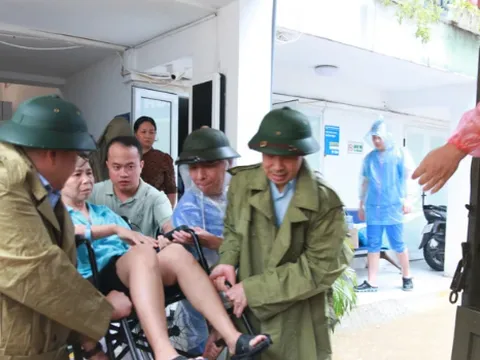 Các đơn vị y tế sẵn sàng ứng trực, khám chữa bệnh cho người dân tại các vùng ngập, lụt