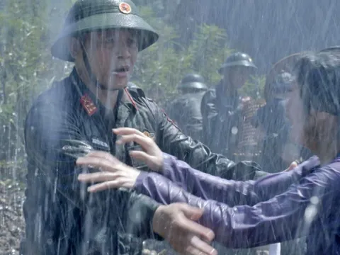 Tái hiện hình ảnh bộ đội giúp dân trong lũ trong phim truyền hình “Không thời gian”