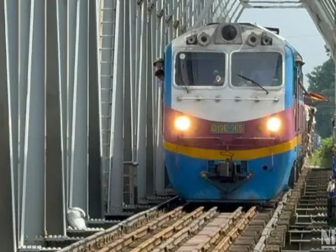 Từ 13 giờ, cho phép tàu hỏa lưu thông qua cầu Long Biên và cầu Đuống