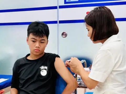 Tiêm vaccine uốn ván miễn phí cho bà con vùng lũ, lụt