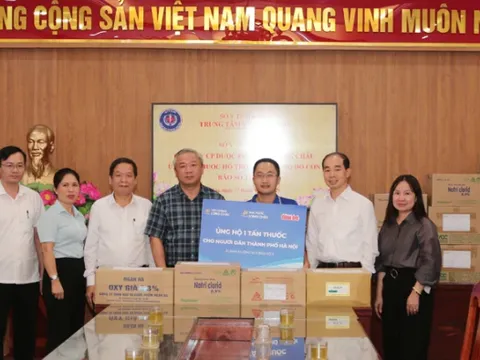 Ngành Y tế Hà Nội trao tặng thuốc, vật tư y tế hỗ trợ vùng lũ