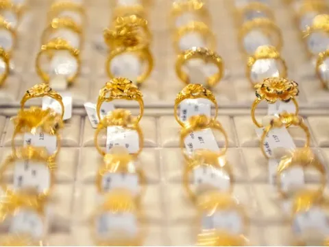 Giá vàng nhẫn đi ngang, tỷ giá trung tâm tăng mạnh thêm 10 đồng