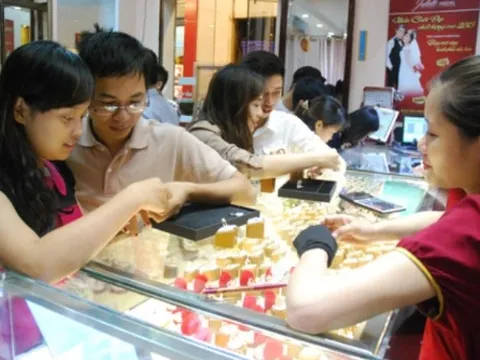 Vàng trong nước không biến động, tỷ giá trung tâm giảm mạnh 25 đồng