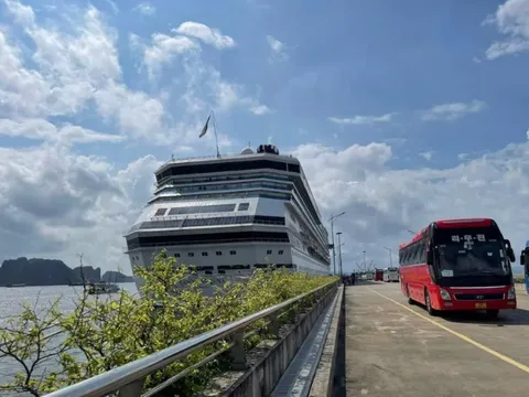 Tàu biển Costa Serena đưa 3.500 khách du lịch từ Hong Kong (Trung Quốc) đến Hạ Long