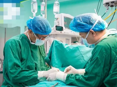 Nối búp ngón tay đứt rời cho bé gái bị kẹp tay vào cửa