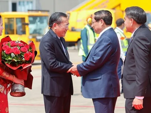 Thủ tướng Phạm Minh Chính tới Vientiane, bắt đầu chuyến công tác tham dự Hội nghị Cấp cao ASEAN