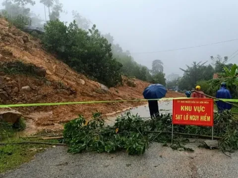 Mưa lớn kéo dài, nguy cơ lũ quét, sạt lở tại nhiều tỉnh miền trung