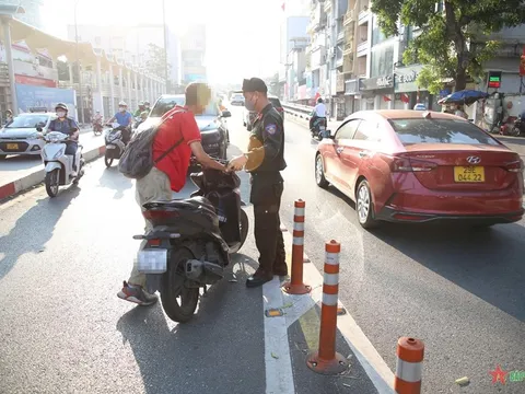 Tăng cường xử lý các trường hợp học sinh, phụ huynh không đội mũ bảo hiểm