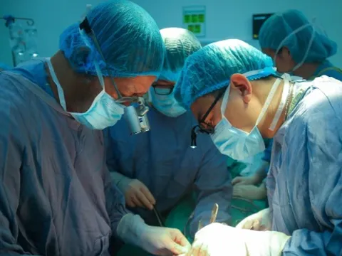 Lần đầu tiên tại Việt Nam, các bác sĩ thực hiện ghép đồng thời tim-gan