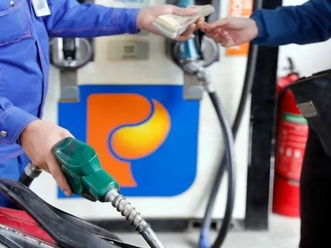 Từ chiều nay, mỗi lít xăng RON95 tăng hơn 1.000 đồng