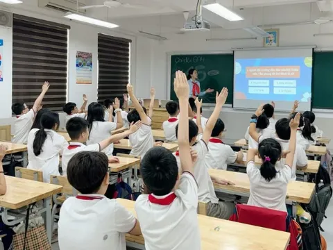 Các trường ở Hà Nội siết chặt quản lý việc dùng điện thoại của học sinh trong lớp học