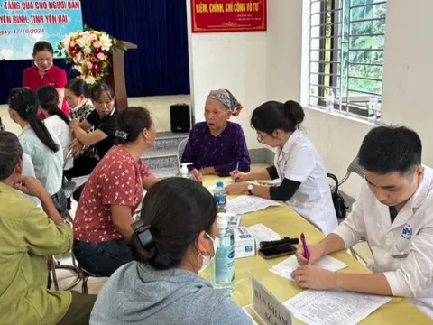 Hàng trăm người dân Yên Bái, Phú Thọ được khám các bệnh da liễu sau bão lũ
