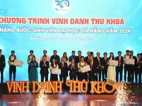 Trao tặng hơn 500 triệu đồng học bổng cho sinh viên Đà Nẵng