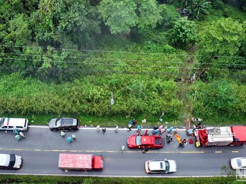 Ô-tô rơi vực sâu trên đèo Bảo Lộc làm 2 người thương vong
