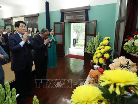 Chủ tịch nước Lương Cường dâng hương tưởng niệm Chủ tịch Hồ Chí Minh