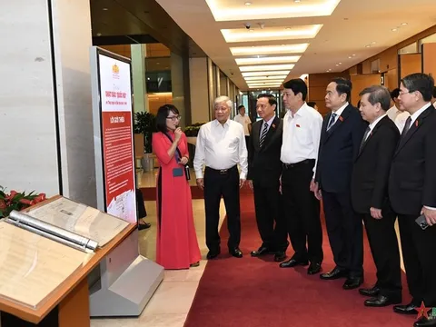 Chủ tịch nước Lương Cường và Chủ tịch Quốc hội Trần Thanh Mẫn tham quan Triển lãm chuyên đề “Nhật Báo Quốc hội”