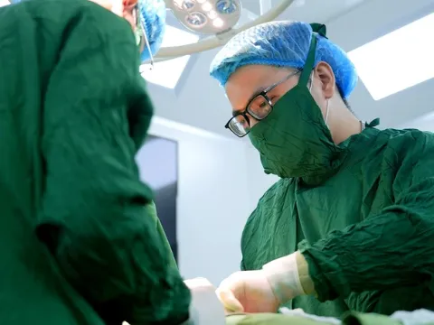 Phẫu thuật kịp thời bảo tồn chức năng sinh sản cho thiếu niên 15 tuổi