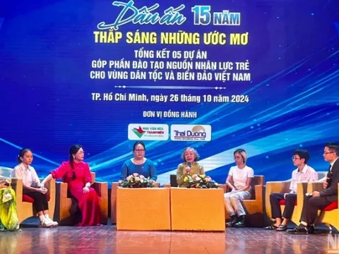 Hơn 1.700 học sinh, sinh viên thụ hưởng Quỹ học bổng Vừ A Dính