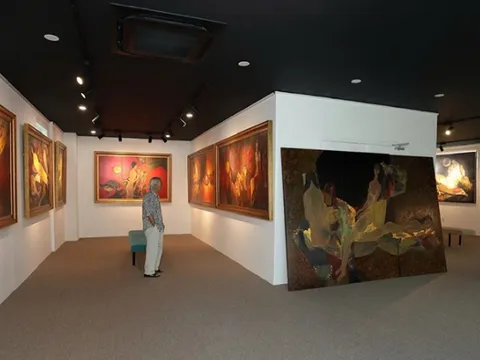 Trưng bày tranh sơn mài tưởng nhớ họa sĩ Hồ Hữu Thủ