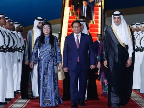 Thủ tướng Phạm Minh Chính tới Doha bắt đầu chuyến thăm chính thức Nhà nước Qatar