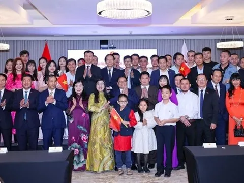 Thủ tướng Phạm Minh Chính gặp gỡ cán bộ, nhân viên Đại sứ quán và cộng đồng người Việt Nam tại Qatar