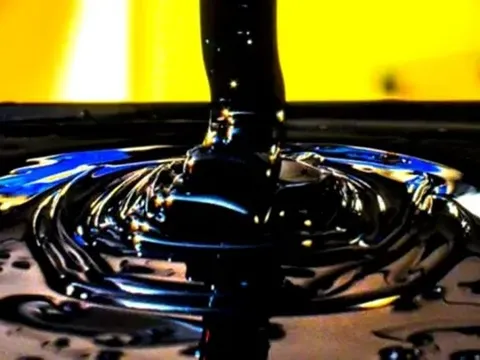 Giá xăng dầu hôm nay (1-11): Dầu tăng, xăng giảm