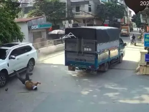Hà Nội: Ô tô đâm vào đoàn người đưa tang, 1 người tử vong, 3 người bị thương