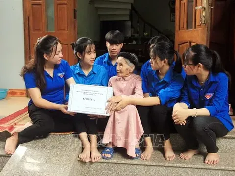 Trình Chủ tịch nước tặng quà người có công dịp Tết Nguyên đán Ất Tỵ