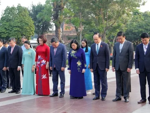 Lãnh đạo thành phố Hà Nội dâng hoa kỷ niệm 107 năm Cách mạng Tháng Mười Nga