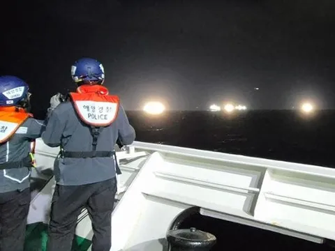 Hàn Quốc: Lật tàu cá ngoài khơi, 13 người mất tích
