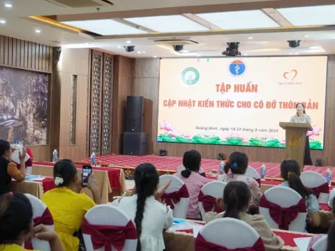 Quảng Bình hỗ trợ chế độ hằng tháng cho nhân viên y tế và cô đỡ thôn, bản