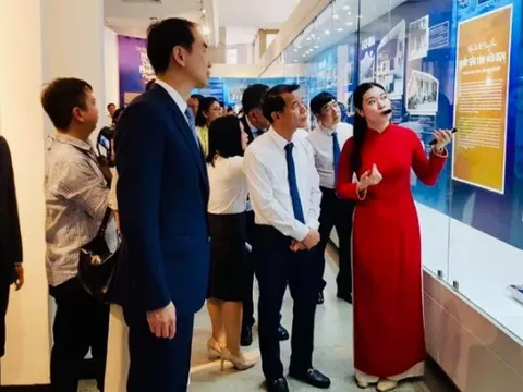 Khai mạc triển lãm về Chủ tịch Hồ Chí Minh tại Trung Quốc
