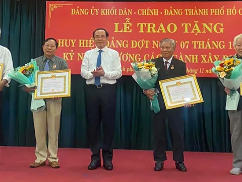 Đảng ủy Khối Dân-Chính-Đảng Thành phố Hồ Chí Minh trao Huy hiệu Đảng cho đảng viên đợt 7/11