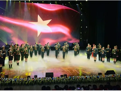 Dàn dựng màn sử thi nghệ thuật “80 năm dưới Quân kỳ Quyết thắng”
