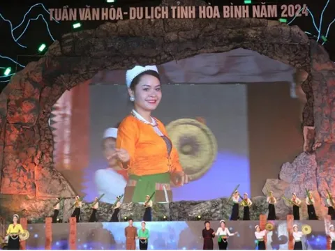 Liên hoan trình diễn trang phục các dân tộc tỉnh Hòa Bình