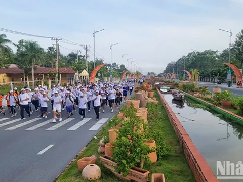 Vĩnh Long: Chạy việt dã trên đường gốm và hoa dài nhất Việt Nam